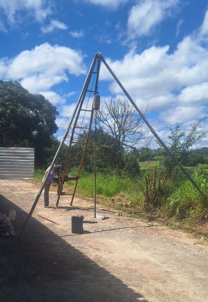 Tripé de sondagem montado em área rural