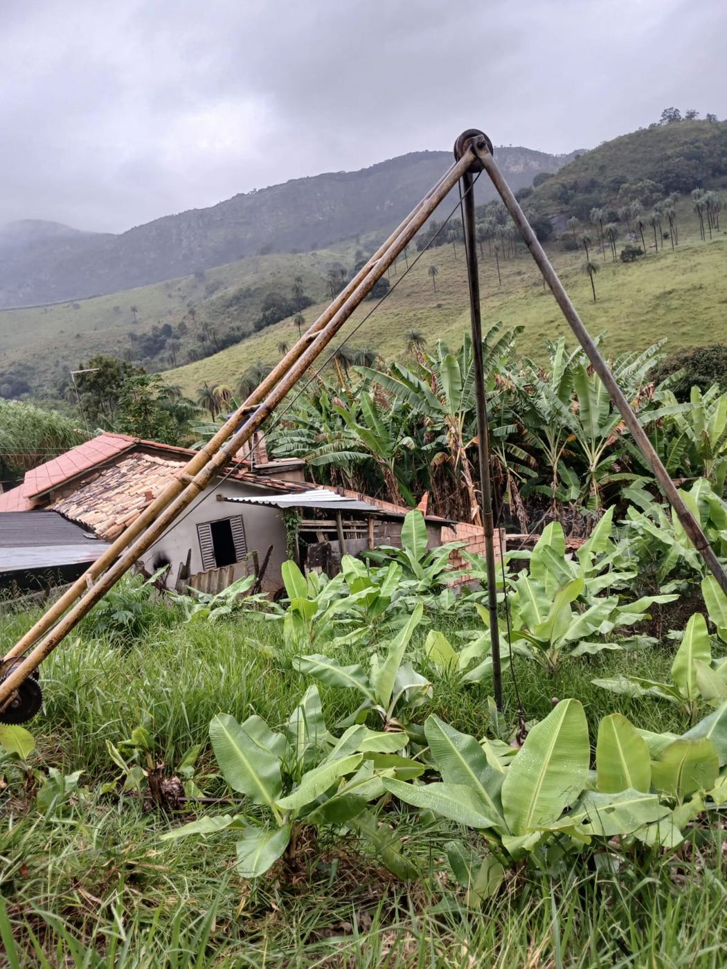 Sondagem SPT em área verde, com serra ao fundo